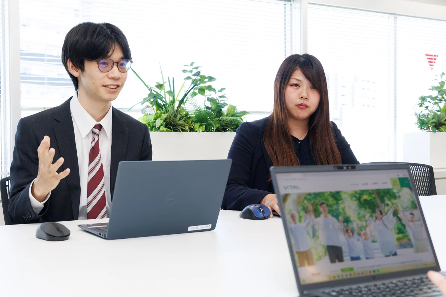 打ち合わせをするチーム