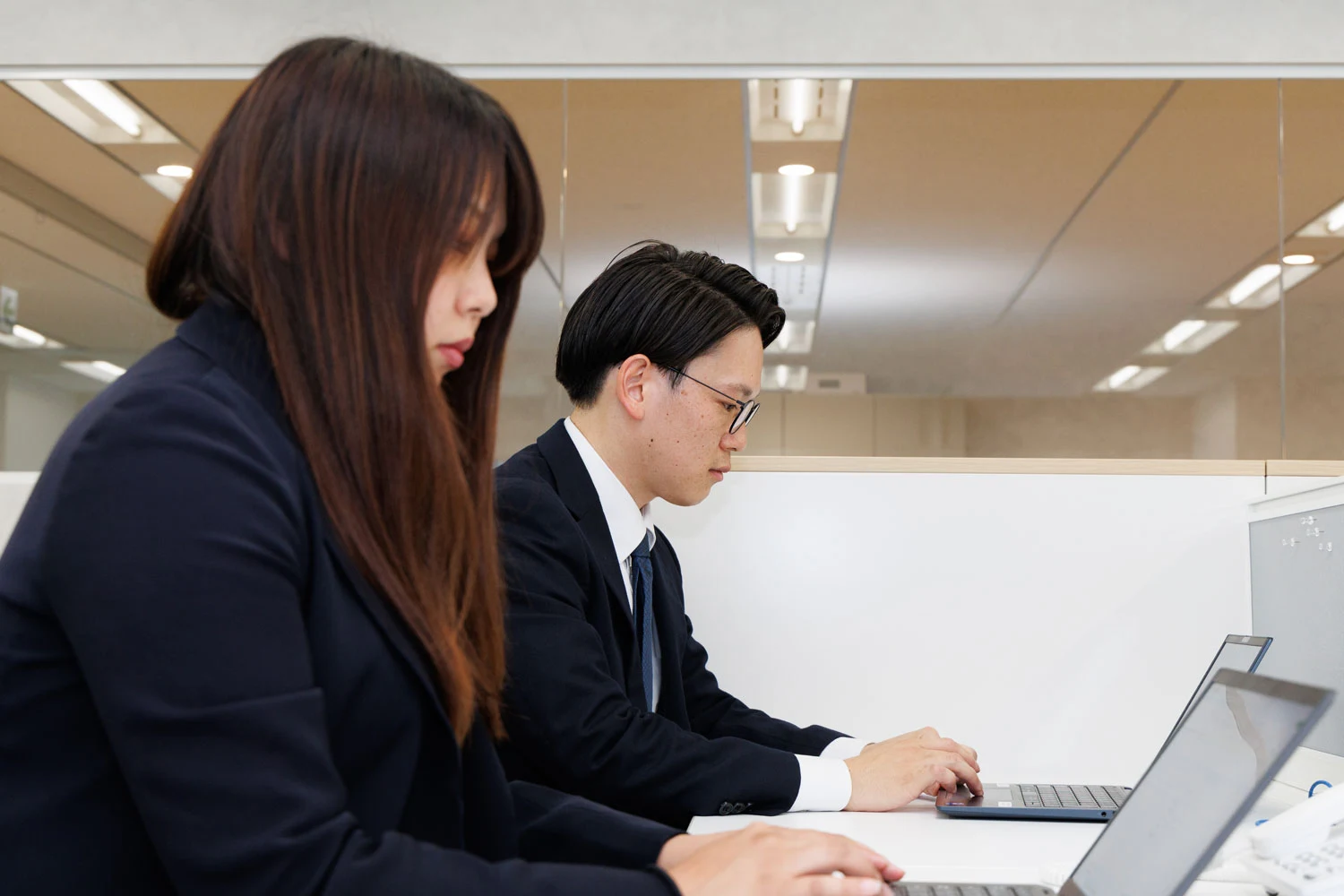 業務に集中するスタッフ